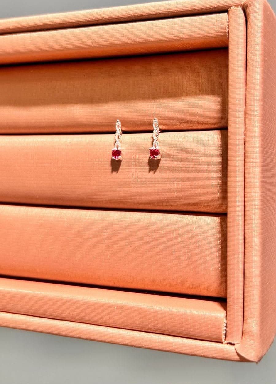 Brinco torcido coração rosa