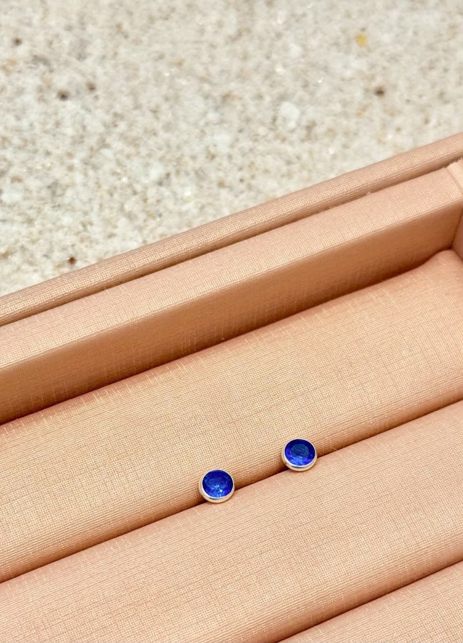 Brinco azul encapsulado