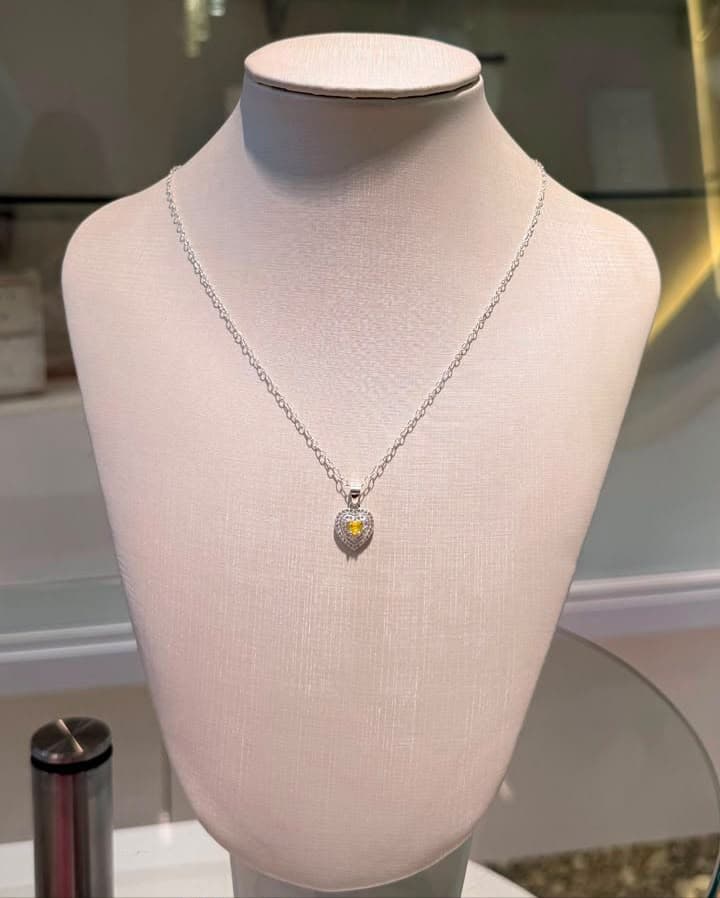 Colar coração amarelo luxo
